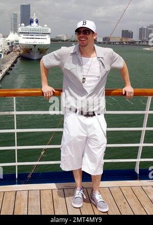 Nach dem Erfolg ihrer ersten Konzertkreuzfahrt setzte NKOTB (The New Kids on the Block) die Segel für ihre zweite Kreuzfahrt auf dem Carnival Cruise Line Schiff Imagination. Die amerikanische Boy-Band, die in den 1980er/'90s Jahren beliebt war, unterhält Fans mit besonderen Aufführungen und Meet-and-Greets auf der Reise zu den Bahamas, die vom Hafen von Miami, FL, abfahren. 5/14/10. Stockfoto