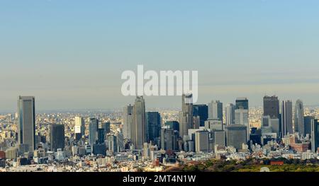 Die moderne Skyline von Nishi-Shinjuku aus der Sicht des Scramble Square-Wolkenkratzers in Shibuya, Tokio, Japan. Stockfoto