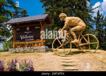 Künstlerische Skulpturen aus Stroh, um die professionellen Radfahrer der Tour de France 2022 zu begrüßen, die den Col du Galibier überqueren. Stockfoto