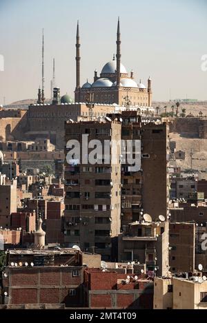 Kairo, Ägypten. November 29. 2022 die Mohamed Ali Zitadelle und Moschee in der dicht besiedelten ägyptischen Hauptstadt Kairo, Ägypten, Afrika. Stockfoto