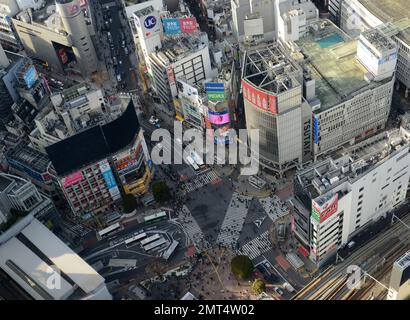 Die berühmte Kreuzung von Shibuya vom Gipfel des Scramble Square-Gebäudes in Shibuya, Tokio, Japan. Stockfoto