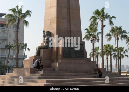 Alexandria, Ägypten. Dezember 4. 2022 Denkmal des ägyptischen revolutionären Staatsmanns Saad Zaghloul pascha mit Statuen ägyptischer Königinnen im Raml Stat Stockfoto