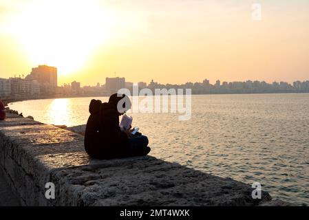 Alexandria, Ägypten. Am 1. 2022. Dezember Studierte Eine moslemisch-ägyptische Studentin an der uferpromenade corniche in der Nähe der Bibliotheca Alexandrin Stockfoto