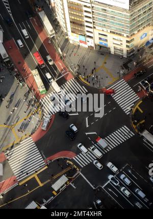 Die berühmte Kreuzung von Shibuya vom Gipfel des Scramble Square-Gebäudes in Shibuya, Tokio, Japan. Stockfoto