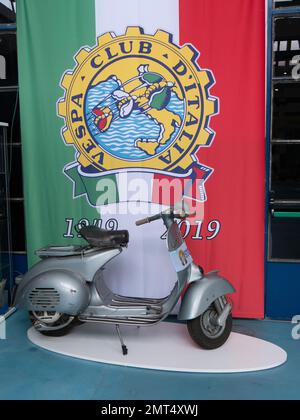 Eine Vespa-Roller vor der Flagge des „Vespa Club of Italy“ im Piaggio Museum, Pontedera, Italien Stockfoto