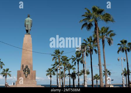 Alexandria, Ägypten. Dezember 4. 2022 Denkmal des ägyptischen revolutionären Staatsmanns Saad Zaghloul pascha mit Statuen ägyptischer Königinnen im Raml Stat Stockfoto