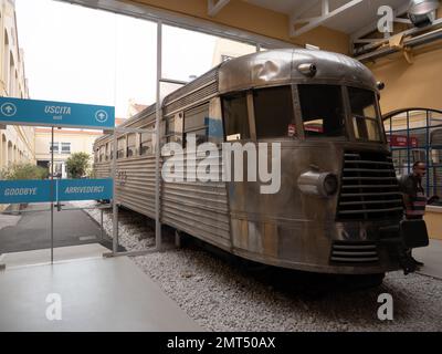 Ein Aluminiumzug am Eingang des Museums für Vespa-Roller im Piaggio Museum, Pontedera, Italien Stockfoto