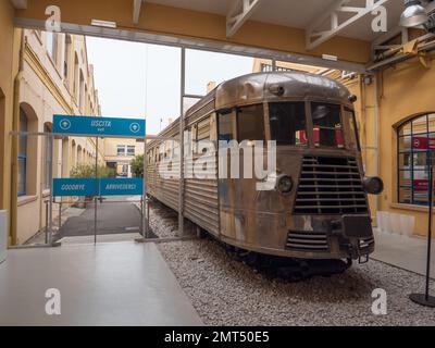 Ein Aluminiumzug am Eingang des Museums für Vespa-Roller im Piaggio Museum, Pontedera, Italien Stockfoto