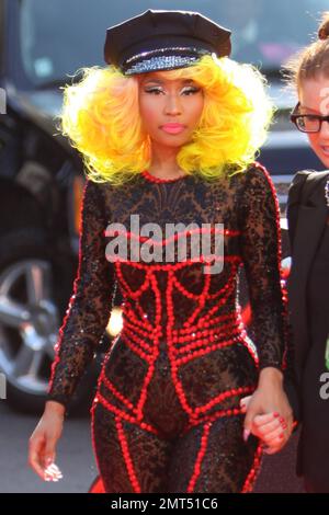 Der Sänger Nicki Minaj trägt einen schwarz gemusterten Unitard mit schwarzer Mütze, hohen Absätzen mit schwarzen Spikes und einer leuchtend gelben Perücke und wird bei den MTV Video Music Awards 2012 im Staples Center in Los Angeles, Kalifornien, ausgezeichnet. 6. September 2012 Stockfoto