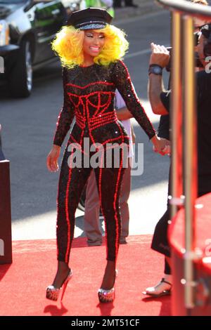 Der Sänger Nicki Minaj trägt einen schwarz gemusterten Unitard mit schwarzer Mütze, hohen Absätzen mit schwarzen Spikes und einer leuchtend gelben Perücke und wird bei den MTV Video Music Awards 2012 im Staples Center in Los Angeles, Kalifornien, ausgezeichnet. 6. September 2012 Stockfoto