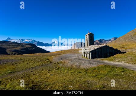 Die Kirche Chapelle Notre-Dame de l'Iseran befindet sich auf der Spitze des Col de L'Iseran 2770 m, dem höchsten befestigten Pass in den Alpen. Stockfoto