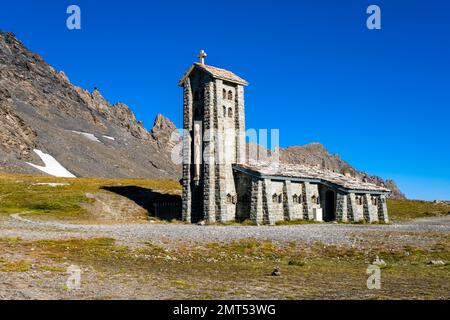 Die Kirche Chapelle Notre-Dame de l'Iseran befindet sich auf der Spitze des Col de L'Iseran 2770 m, dem höchsten befestigten Pass in den Alpen. Stockfoto