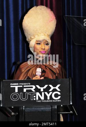 Nicki Minaj trägt ein auffälliges und ziemlich aufschlussreiches Outfit und spricht auf einer Pressekonferenz, auf der Casios neue Kamera TRYX vorgestellt wird. Minaj schloss sich anschließend anderen Prominenten für eine Party an und trat auch auf der Veranstaltung auf. New York, NY. 4/7/11. Stockfoto