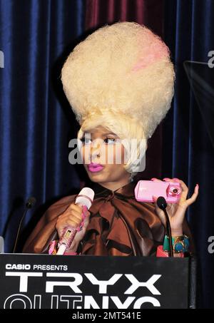 Nicki Minaj trägt ein auffälliges und ziemlich aufschlussreiches Outfit und spricht auf einer Pressekonferenz, auf der Casios neue Kamera TRYX vorgestellt wird. Minaj schloss sich anschließend anderen Prominenten für eine Party an und trat auch auf der Veranstaltung auf. New York, NY. 4/7/11. Stockfoto