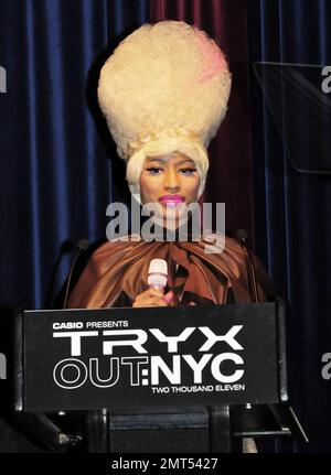 Nicki Minaj trägt ein auffälliges und ziemlich aufschlussreiches Outfit und spricht auf einer Pressekonferenz, auf der Casios neue Kamera TRYX vorgestellt wird. Minaj schloss sich anschließend anderen Prominenten für eine Party an und trat auch auf der Veranstaltung auf. New York, NY. 4/7/11. Stockfoto