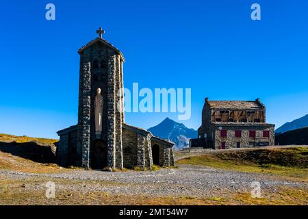 Die Kirche Chapelle Notre-Dame de l'Iseran befindet sich auf der Spitze des Col de L'Iseran 2770 m, dem höchsten befestigten Pass in den Alpen. Stockfoto