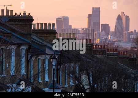 Ein Dateifoto vom 31.03/16, das eine allgemeine Ansicht von Häusern in Süd-London zeigt, da der durchschnittliche britische Immobilienpreis im Januar um 0,6 % fiel, laut Index. Stockfoto