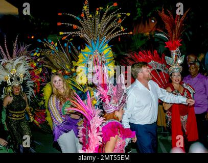 Oranjestad, Aruba. 31. Januar 2023. König Willem-Alexander und Prinzessin Amalia der Niederlande auf der Plaza Padu in Oranjestad am 31. Januar 2023, um am 3. Tag des Besuchs im karibischen Raum am Bon Bini Aruba Festival teilzunehmen. Credit: Albert Nieboer/Netherlands OUT/Point de Vue OUT/dpa/Alamy Live News Stockfoto
