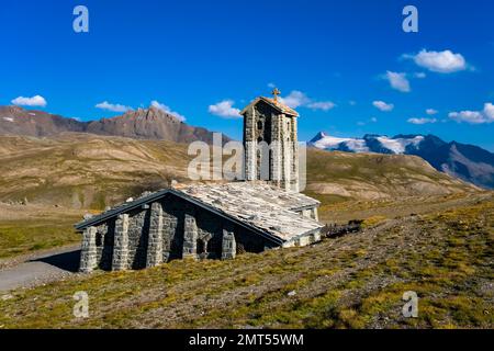 Die Kirche Chapelle Notre-Dame de l'Iseran befindet sich auf der Spitze des Col de L'Iseran 2770 m, dem höchsten befestigten Pass in den Alpen. Stockfoto