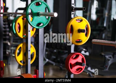 Barbell-Gewichte-Teller auf dem Ständer im Fitnessstudio Stockfoto