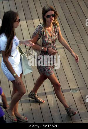 Nicky Hilton trägt einen einfachen kurzen Anzug und ein paar Schlangensandalen und geht mit einem Freund in Malibu, CA, einkaufen. 8/8/09. Stockfoto