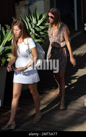 - Nicky Hilton, trägt einen einfachen kurzen Anzug und ein paar Schlangensandalen, geht mit einem Freund in Malibu, CA, einkaufen. 8/8/09. . Stockfoto