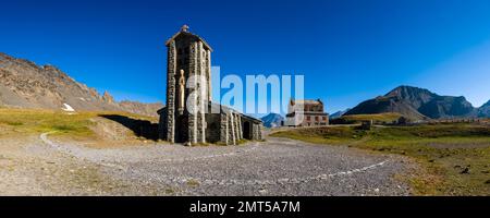 Panoramablick auf die Kirche Chapelle Notre-Dame de l'Iseran, die sich auf dem 2770 m hohen Col de L'Iseran befindet, dem höchsten befestigten Pass in den Alpen. Stockfoto