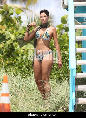 Nicole Murphy posiert für Fotos in Miami Beach. Das normalerweise geschwungene Modell zeigt ziemlich viele hintere Cellulite, Miami Beach, FL, 14. Mai 2015. Stockfoto