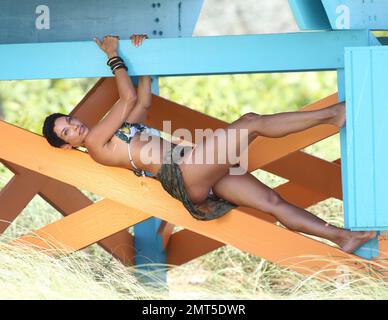 Nicole Murphy posiert für Fotos in Miami Beach. Das normalerweise geschwungene Modell zeigt ziemlich viele hintere Cellulite, Miami Beach, FL, 14. Mai 2015. Stockfoto