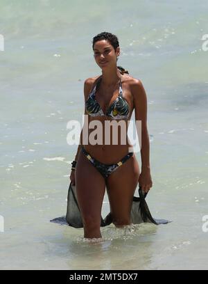 Nicole Murphy posiert für Fotos in Miami Beach. Das normalerweise geschwungene Modell zeigt ziemlich viele hintere Cellulite, Miami Beach, FL, 14. Mai 2015. Stockfoto