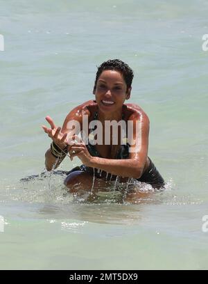 Nicole Murphy posiert für Fotos in Miami Beach. Das normalerweise geschwungene Modell zeigt ziemlich viele hintere Cellulite, Miami Beach, FL, 14. Mai 2015. Stockfoto