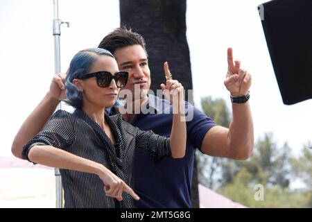 Nicole Richie chattet mit Mario Lopez auf Extra über ihre neue Reality-tv-Show „Offensive Nicole“. Los Angeles, Kalifornien. 16. Juli 2014 Stockfoto