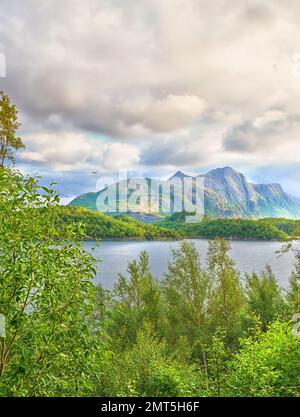 Mitternachtssonne in Norwegen. Mitternachtssonne über der Landschaft in Nordland, Norwegen. Stockfoto