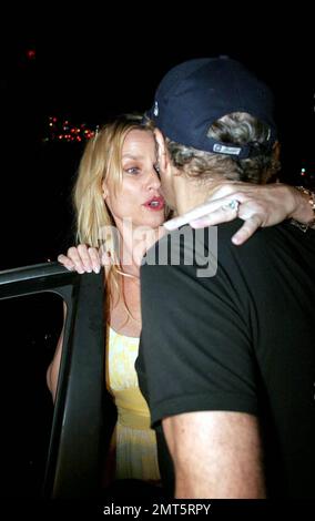 Nicollette Sheridan und Michael Bolton verlassen die Ivy nach dem Essen mit zwei Frauen, von denen eine als "Mutter" bezeichnet wurde. Das Paar signierte Autogramme und machte Fotos mit Fans. Los Angeles, Kalifornien. 5/19/08. Stockfoto