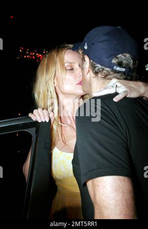 Nicollette Sheridan und Michael Bolton verlassen die Ivy nach dem Essen mit zwei Frauen, von denen eine als "Mutter" bezeichnet wurde. Das Paar signierte Autogramme und machte Fotos mit Fans. Los Angeles, Kalifornien. 5/19/08. Stockfoto