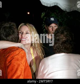 Nicollette Sheridan und Michael Bolton verlassen die Ivy nach dem Essen mit zwei Frauen, von denen eine als "Mutter" bezeichnet wurde. Das Paar signierte Autogramme und machte Fotos mit Fans. Los Angeles, Kalifornien. 5/19/08. Stockfoto