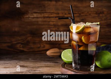 Ein Glas frischer Cocktail mit Limette auf einem Holztisch. Platz für Text Stockfoto