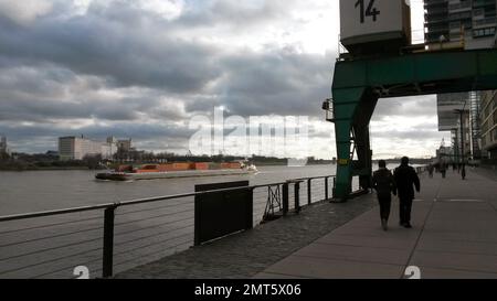 Rheinbank bei den Kranhäusern in Köln im Winter Stockfoto