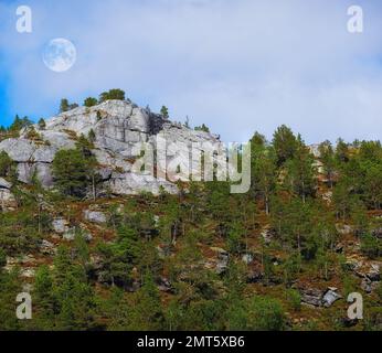 Mitternachtssonne in Norwegen. Mitternachtssonne über der Landschaft in Nordland, Norwegen. Stockfoto