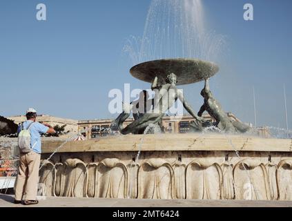 Ein Mann fotografiert am Brunnen im Haupttor der Altstadt - La Valletta - Malta Stockfoto