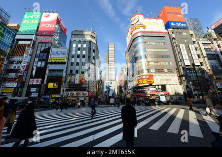 Fußgänger überqueren die Straße in Shinjuku, Tokio, Japan. Stockfoto