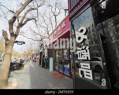 PEKING, CHINA - 1. FEBRUAR 2023 - Ein allgemeiner Blick auf die Sanlitun Bar Street in Chaoyang District, Peking, China, 1. Februar 2023. Die Bar Street wird bald die Hauptrolle spielen Stockfoto
