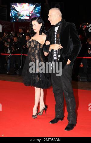 DITA von Teese und Jena Paul Gaultier bei den NRJ Music Awards in Cannes, Frankreich. 1/23/10. Stockfoto