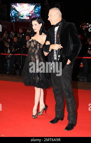 DITA von Teese und Jena Paul Gaultier bei den NRJ Music Awards in Cannes, Frankreich. 1/23/10. Stockfoto
