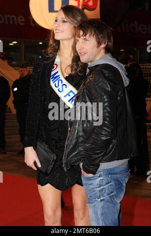 Der englische Sänger James Blunt und Miss France 2011 Laury Thilleman halten bei den 12. jährlichen NRJ Music Awards im Palais des Festivals et des Congrs Händchen auf dem roten Teppich. Cannes, FR. 01/22/11. Stockfoto