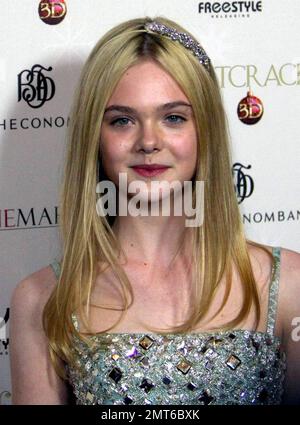 Elle Fanning posiert für Fotografen bei der Premiere von „The Nussknacker in 3D“ im Grove's Pacific Theatre. Los Angeles, Kalifornien. 11/10/10. Stockfoto