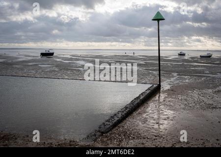 Am dritten Jahrestag des Austritts des Vereinigten Königreichs aus der Europäischen Union (EU) durchquert ein Ködersucher am 31. Januar 2023 in Southend, England, bei Ebbe an der Themse den Schlamm. Beim EU-Referendum 2016 stimmten 39.348 Wähler in Southend-on-Sea für den Verbleib (41,9 %) und 54.522 (58,1 %) für den Ausstieg. Das Vereinigte Königreich hat die EU am 31. Januar 2020 offiziell verlassen. Stockfoto