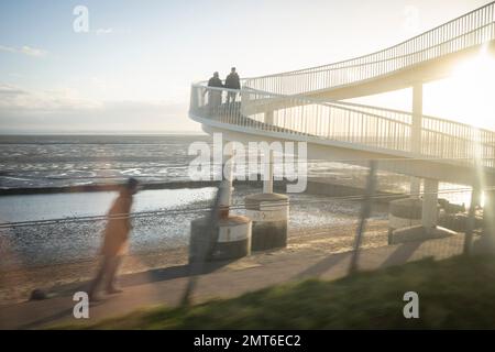 Am dritten Jahrestag des Austritts des Vereinigten Königreichs aus der Europäischen Union (EU) sind an einem fahrenden Zug in Leigh-on-Sea am 31. Januar 2023 in Southend, England, verschwommene Zahlen zu sehen. Beim EU-Referendum 2016 stimmten 39.348 Wähler in Southend-on-Sea für den Verbleib (41,9 %) und 54.522 (58,1 %) für den Ausstieg. Das Vereinigte Königreich hat die EU am 31. Januar 2020 offiziell verlassen. Stockfoto