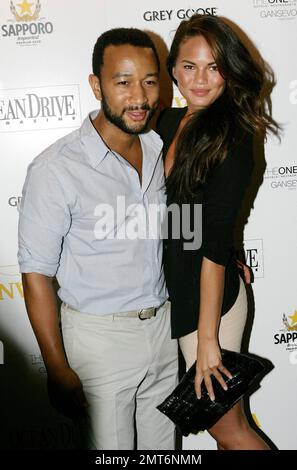 Sänger John Legend und sein Freundin-Model Chrissy Teigen kommen für die „Ocean Drive“-Ausgabe im Juli/August auf dem Dach des Gansevoort Miami Beach in Miami Beach, FL. 7/15/10. Stockfoto