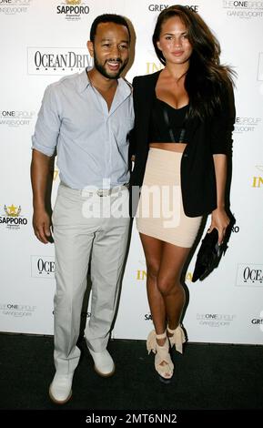 Sänger John Legend und sein Freundin-Model Chrissy Teigen kommen für die „Ocean Drive“-Ausgabe im Juli/August auf dem Dach des Gansevoort Miami Beach in Miami Beach, FL. 7/15/10. Stockfoto